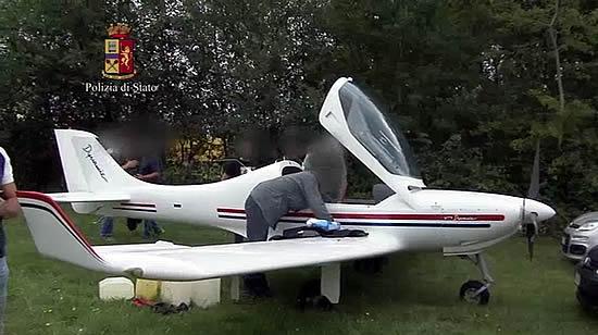 Ironizon Berisha: Avioni i bllokuar në Itali është nisur nga Gusmari…, jo nga Shqipëria