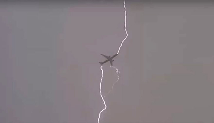 VIDEO/ Rrufeja godet avionin në fluturim