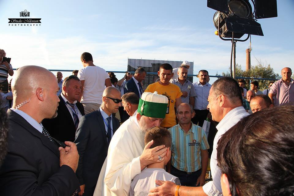 Baba Mondi: Barbarët nuk i lidh asgjë me fenë