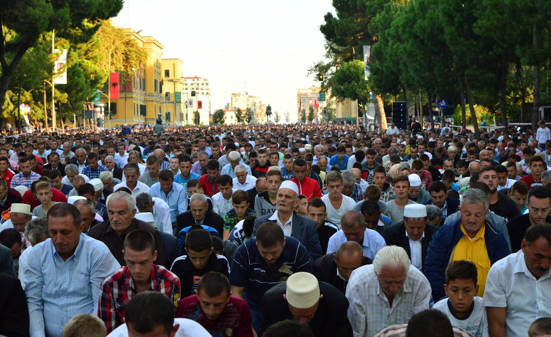 Sot Kurban Bajrami, besimtarë myslimanë falën Namazin në Tiranë