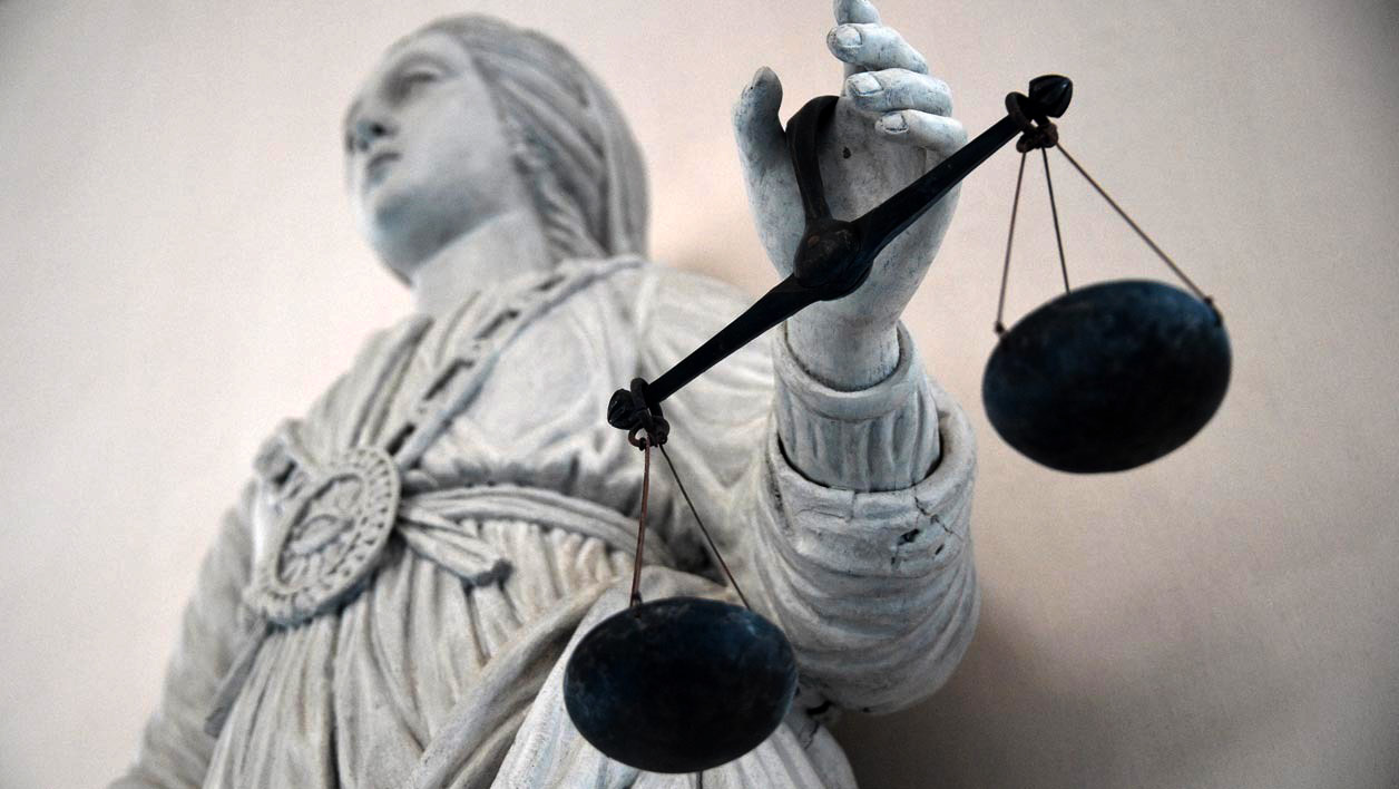 Prokurori vonohet në gjyq, gjyqtari liron përdhunuesin dhe hajdutin