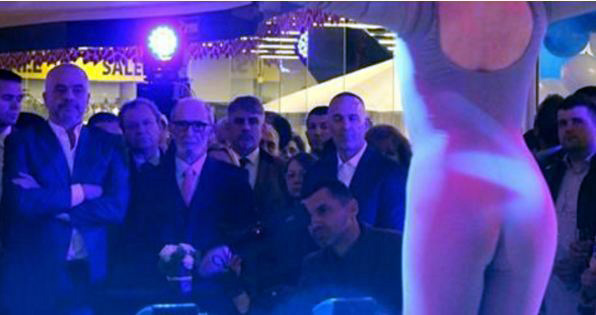 VIDEO/ Edi Rama dhe Rexhep Qosja “shijojnë” performancën e balerinës