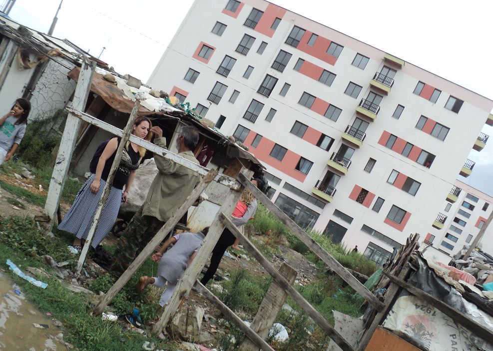 Foshnja disa muajsh vdes nga i ftohti në periferi të Tiranës