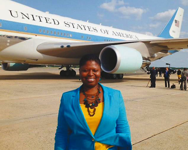 Asistentja e Obamës çarmatos dhe kërcënon me pistoletë të dashurin e saj polic