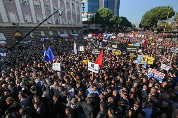 Lulzim Basha vendos të rinjtë në vijën e parë: Protesta, dita kur rinia nuk iku por qëndroi