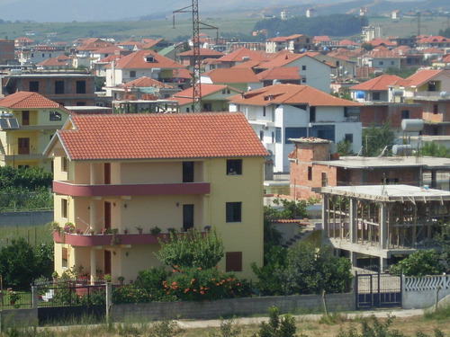 Policia gjen një tjetër tenxhere me paratë e grabitura në Rinas