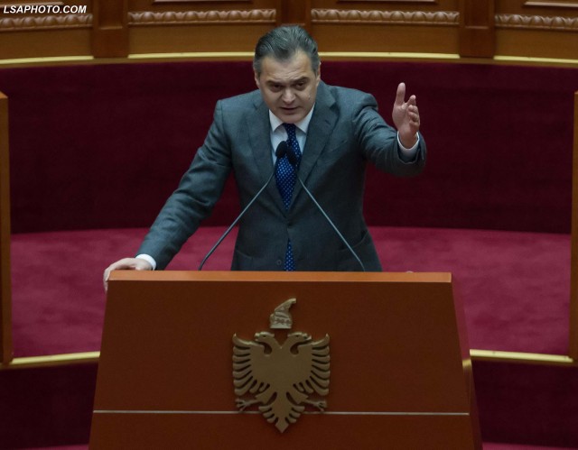 Ben Blushi: Ligji i plehrave kriminal, emrin tim nëpër kazanë e shkruan punonjësit e Bashkisë me urdhër