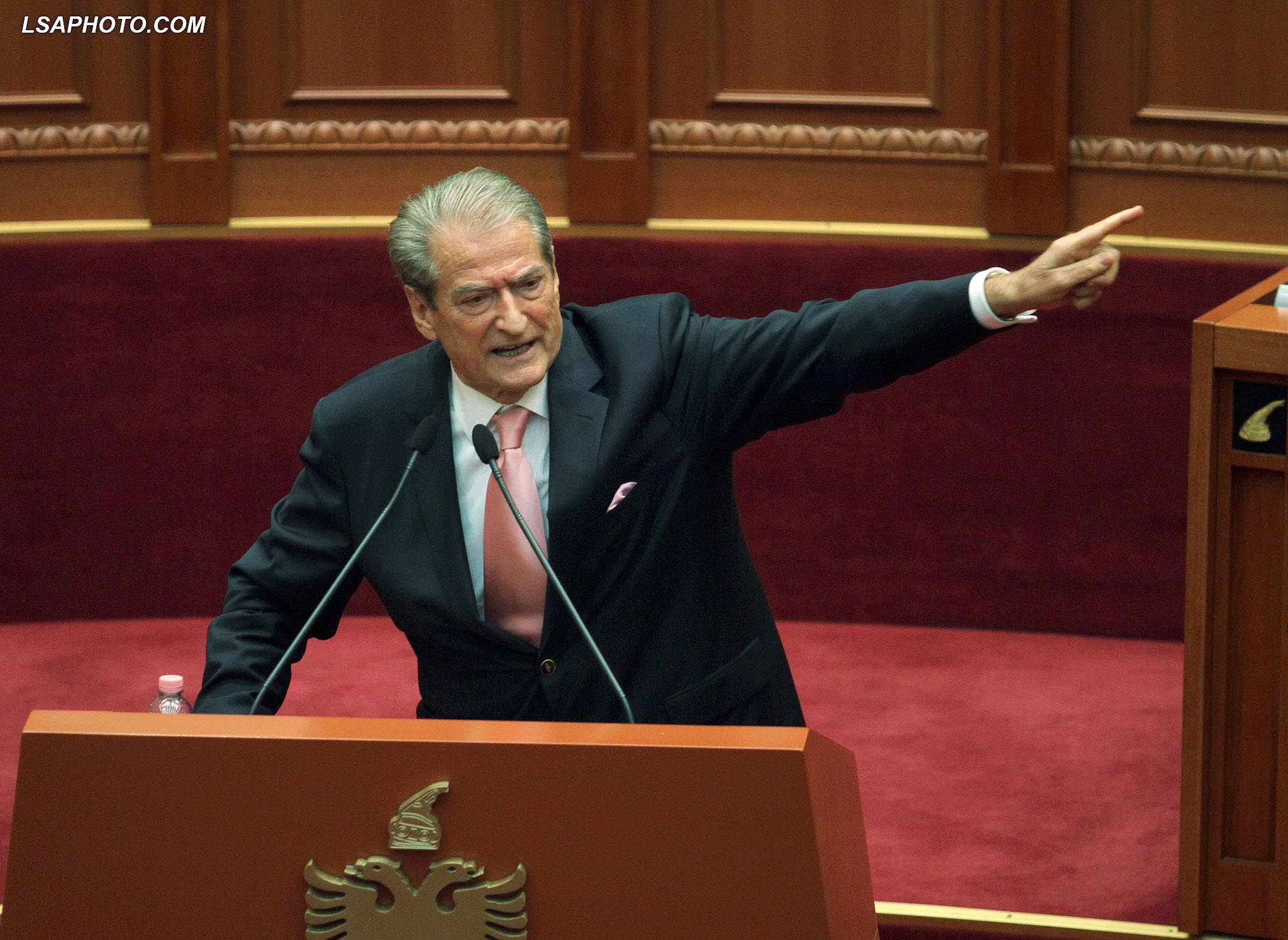 Berisha-Ramës: Fshiji buzët, i ke plot me plehra