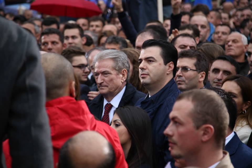 Berisha nga sheshi: Protestuesit në 21 Janar i vrau Rama, donte të fliste nga maja e ballkonit tim