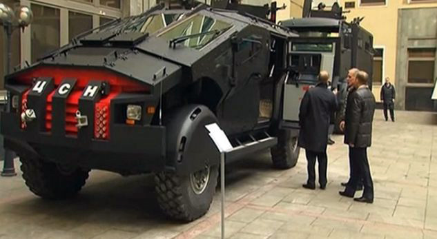 VIDEO/ Putin teston “bishat” e blinduara të forcave speciale ruse