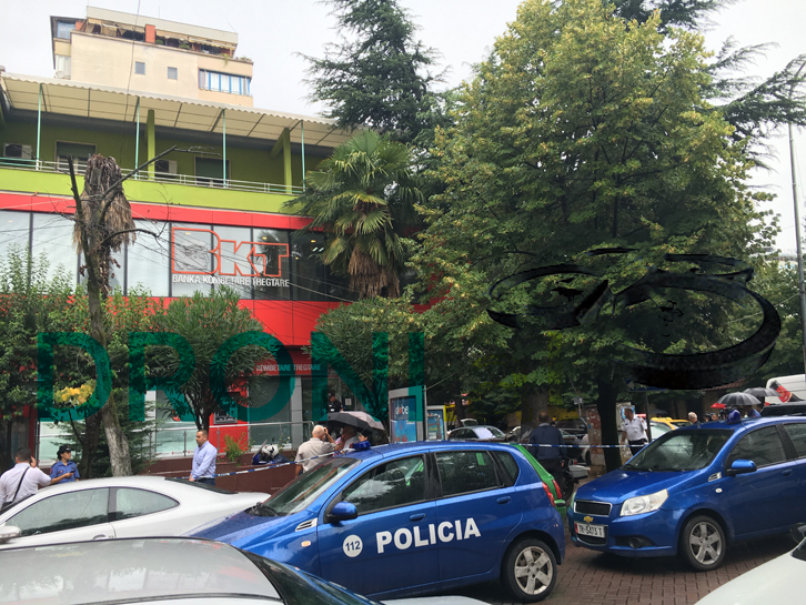 FOTO LAJM/ Banka ku hajdutët çanë murin dhe hynë në dhomën e kasafortës