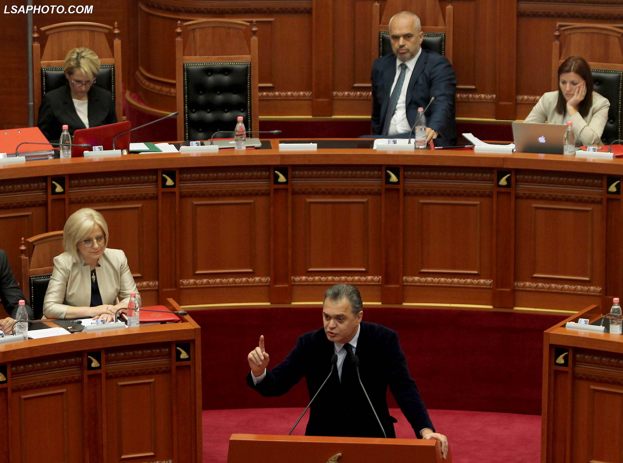 Rama ikën, Blushi e rikthen në sallë: Silleni frikacakun, ja pse je dy herë i paaftë