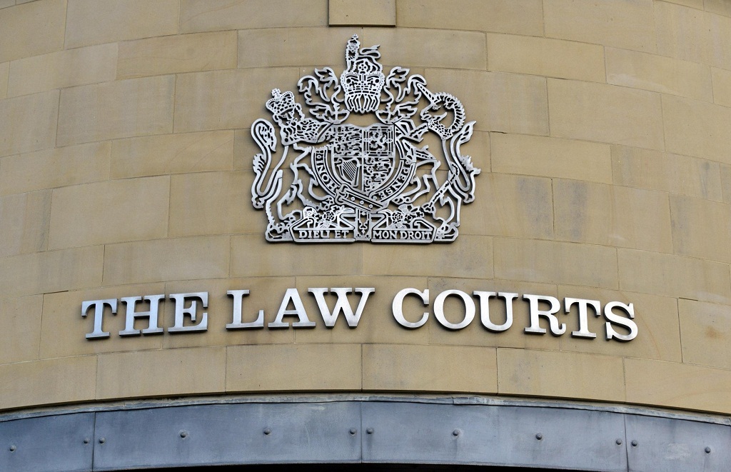 Angli, 3 shqiptarët në gjyq, kërcënuan tregtarin për t’i marrë 200 mijë stërlina