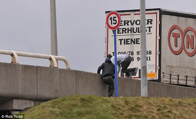 Britani, arrestohen 4 shqiptarë dhe 2 franceze, kaluan ilegalisht 100 shqiptarë