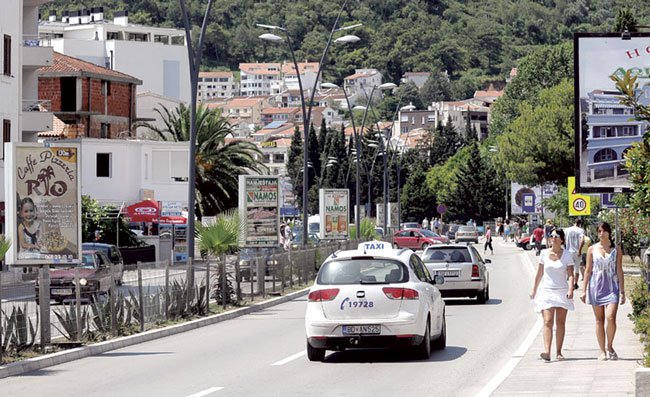 Malazezi i dehur kërcënon me pistoletë turistin shkodran  – ndërron mendje i jep një të puthur, por përfundon në polici