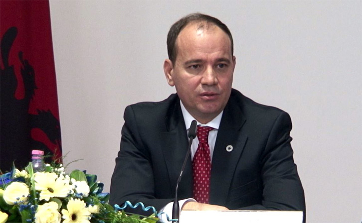 Presidenti Nishani dekreton kthimin për rishqyrtim në Kuvend të ligjit e kamerave në ambientet publik
