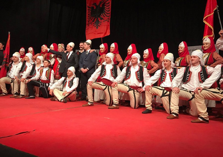 VIDEO/ Mediat serbe e akuzojnë për provokim, ja si përgjigjet Presidenti Bujar Nishani
