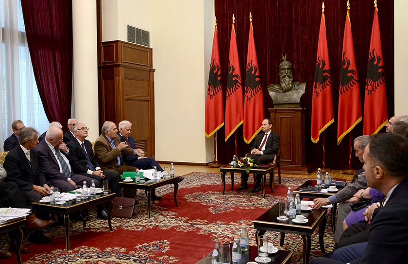 Presidenti Nishani me pronarët: Shteti ka dhe duhet të përballet me përgjegjësitë e veta