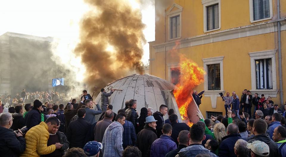 PROTESTA/Tre prokurorë hetojnë bunkerin, 2 ndalime. Reagon dhe ministri i Brendshëm