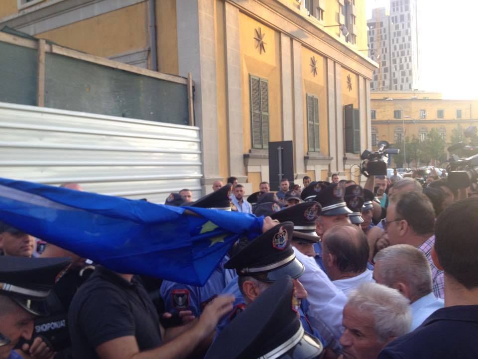FOTO/Përplasje polici protestues para Ministrisë së Brendshme