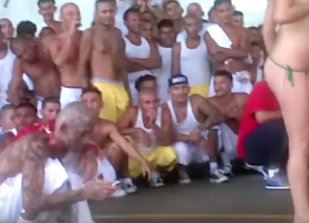 VIDEO +16/ Festë porno në burgun e sigurisë së lartë, ja si reagojnë të burgosurit