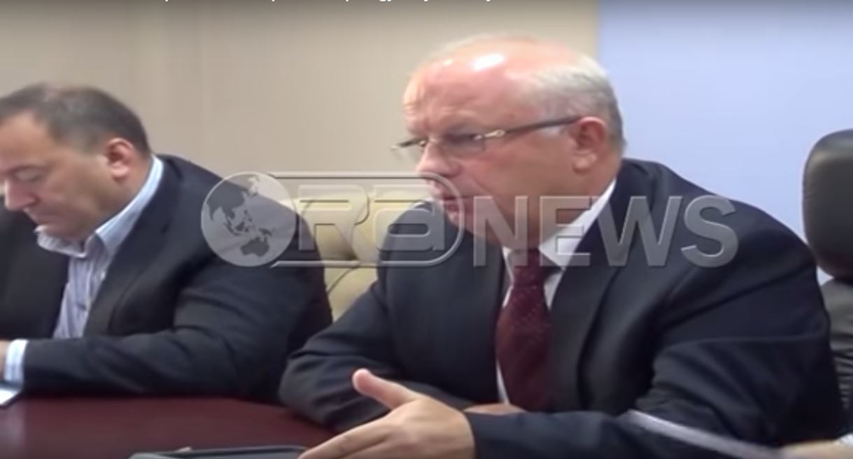 VIDEO – ÇUDIA/ Prefekti i PS “kryqëzon” kryebashkiakun e LSI-së për gjendjen e mjerueshme të shkollave që ai la si ish-kryetar bashkie