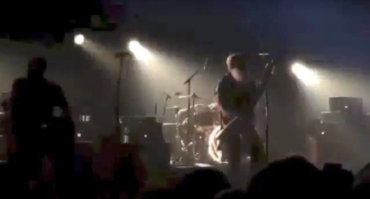 VIDEO/ Momenti i sulmit brenda sallës së Koncertit në Teatrin “Bataclan” në Paris