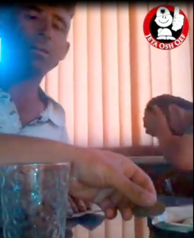 VIDEO/ Marrin një gomar me qira, grinden se nuk ndajnë dot 5 mijë lekëshin përgjysmë