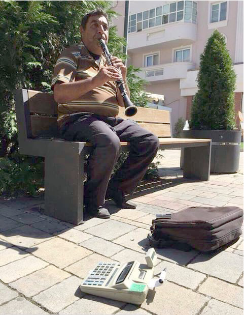 FOTO HUMOR/ “Qejfi paguhet”, por klarinetisti për ti shpëtuar burgut jep kupon tatimor