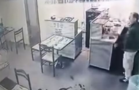 VIDEO/ Tatimorët tentojnë t’i sekuestrojnë ekspresin, ja si reagon dhe proteston pronari i lokalit