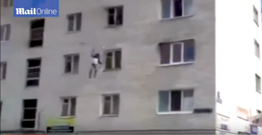 VIDEO/ Zjarri  në shtëpi, nëna shpëton fëmijët duke “i flakur” nga kati i katërt
