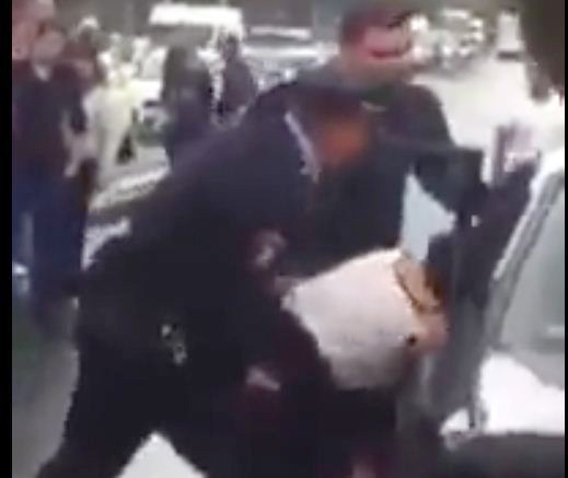 VIDEO/ Policia shoqëron dhunshëm një femër…, duke i futur duart