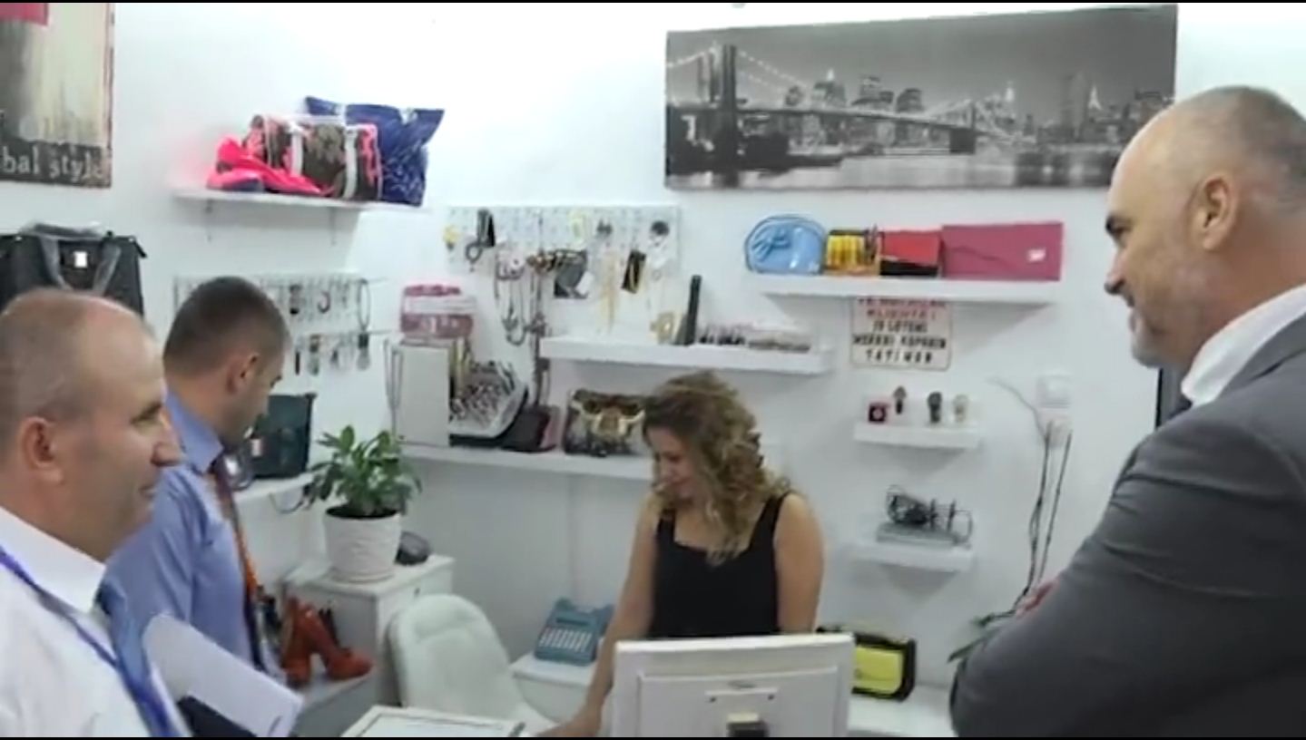 VIDEO/ Rama kontrollon tatimorët…, tatimorët kontrollojnë subjektet dhe raportojnë “live”