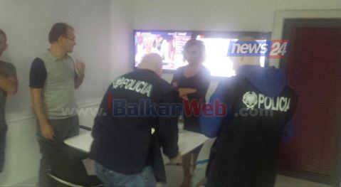 FOTO/ Policia zbarkon te News 24 për të sekuestruar bimën e hashashit në emisionin “Studio e Hapur”