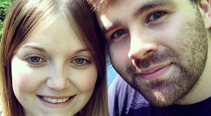 FOTO/ Pasi festuan Vitin e Ri, 24-vjeçarja djeg të gjallë të dashurin bashkë me shtëpinë