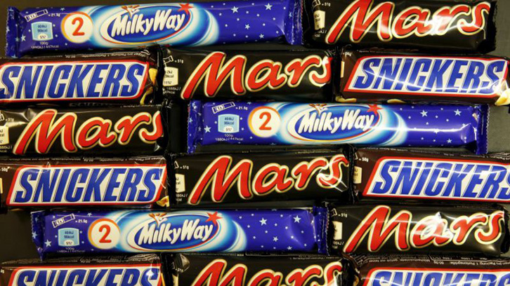 AKU urdhëron: Brenda 24 orëve të hiqen nga qarkullimi çokollatat “Mars” dhe “Snickers”