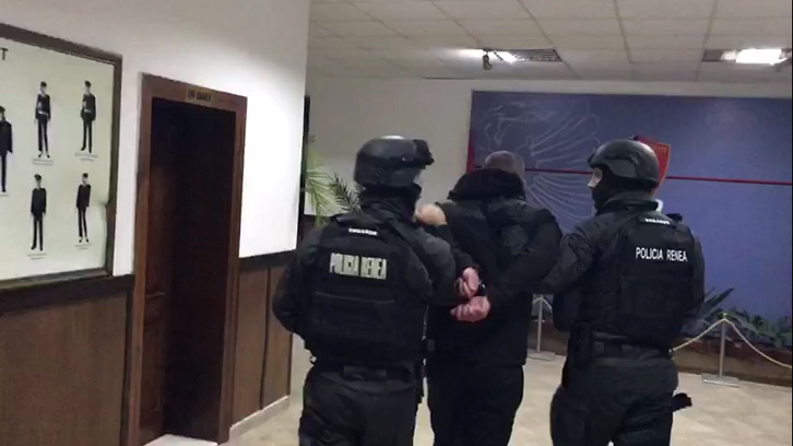 VIDEO/ Vlorë, ja si u arrestuar vrasësi i trefishtë i dënuar me burgim të përjetshëm