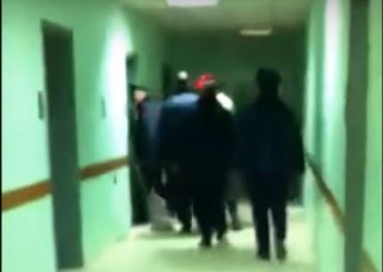 VIDEO/ Hakmarrja e zëvendësdrejtorit të policisë së Korçës, i riu u dhunua edhe në qeli, u bë për në spital