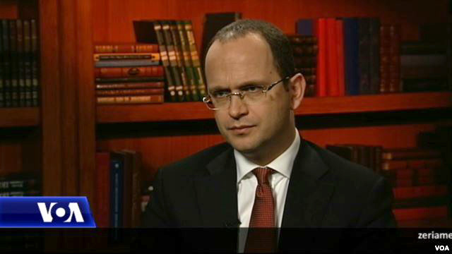 Ditmir Bushati “me fat”, nuk kryqëzohet nga Zëri Amerikës si dy Ilirët, Meta e Beqaj