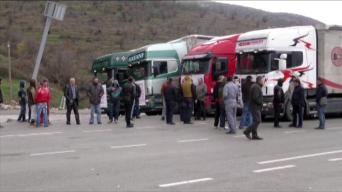 Protestë në Morinë, bizneset e Kosovës dhe Shqipërisë kundërshtojnë tarifën e parkimit në terminal