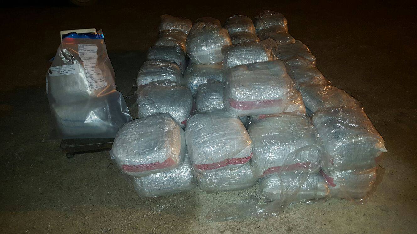 FOTO/Bllokohen 215 kg kanabis, pronari “i lë targën” policisë