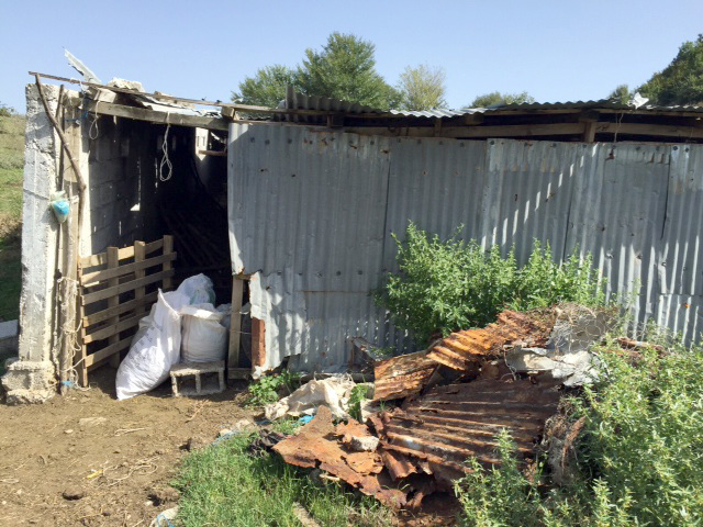 FOTO/ Vlorë, në fshatin e nisjes së avionëve me drogë, bllokohen 65 kg kanabis të fshehur në stan