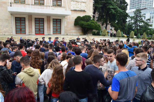Kaosi i pranimeve në universitete; fitojnë në Gjermani por jo në Tiranë