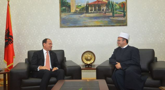 Presidenti Nishani uron Kurban Bajramin, përgëzon punën e klerikëve