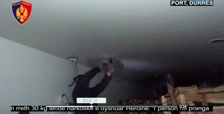 VIDEO/ Ja pamjet e kontrollit dhe të gjetjes së 30 kg heroinë në një kamion në Portin e Durrësit