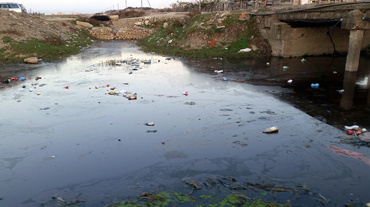 FOTO SKANDAL/ Ndotjet e detit në Durrës përfundojnë në kanalin kullues… dhe përsëri në det