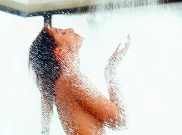 Gjobë polices e filmoi në dush: Lekët lëri te koshi i plehrave