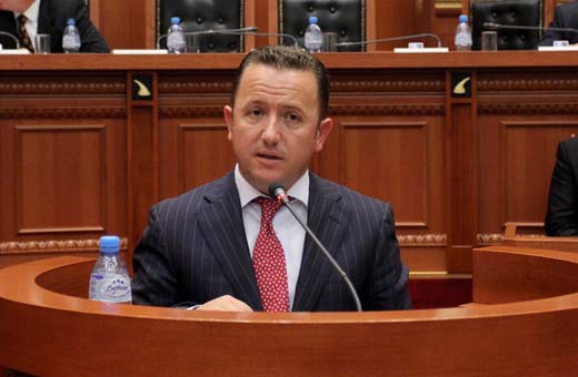 Eduard Halimi trondit Parlamentin: Ndaloni mbetjet ose do sëmureni, unë jam shembulli