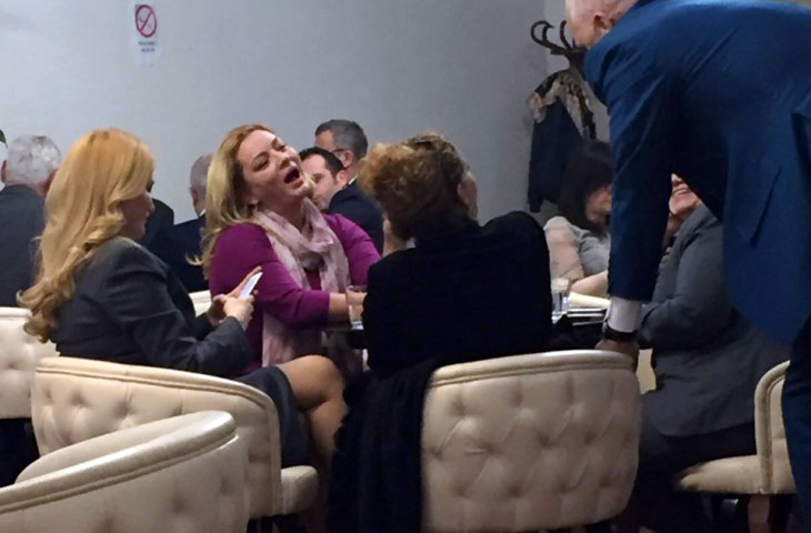 FOTO LAJM/ Edi Rama demonstron “admirimin” për Albana Vokshin
