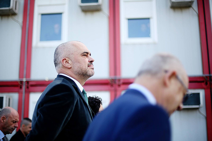 Rama show mediatik te Doganat pas kusarisë që institucionalizoi në këtë sektor